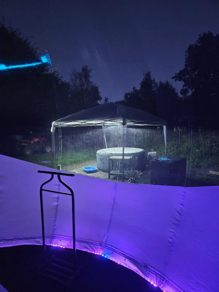 - un kiosque dans la cour la nuit dans l'établissement Nuit insolite dans une bulle avec jacuzzi privatif, à Notre-Dame-dʼElle