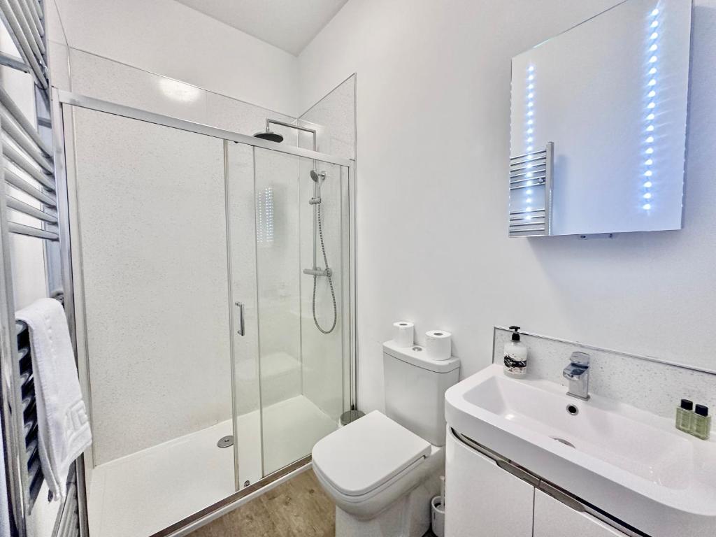 Clifford's Reach at Bluebridge Court with Free Parking 5