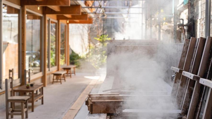 Une rue où la fumée sort d'un grill dans l'établissement Nisainoyuyado Asahiya, à Beppu