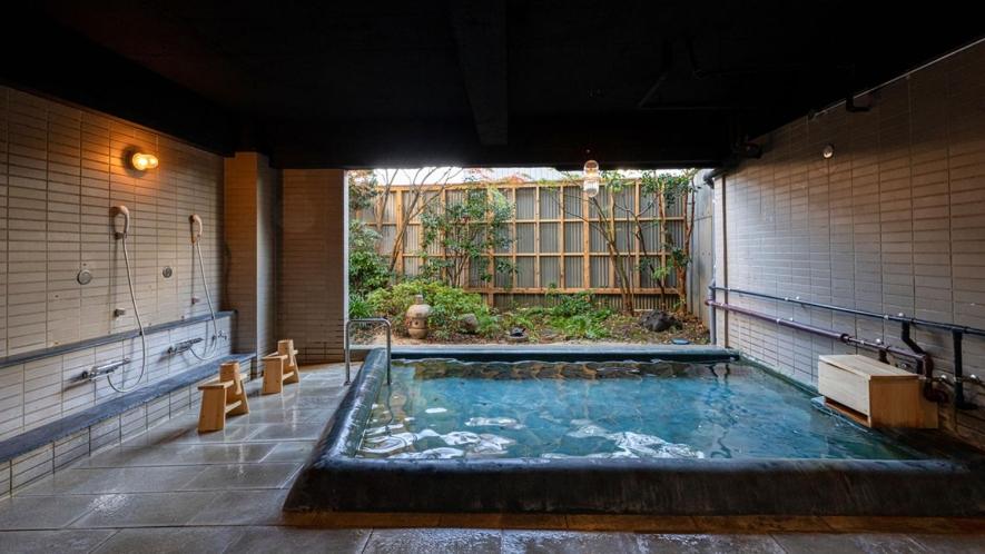 - une grande piscine d'eau dans une grande pièce dans l'établissement Nisainoyuyado Asahiya, à Beppu