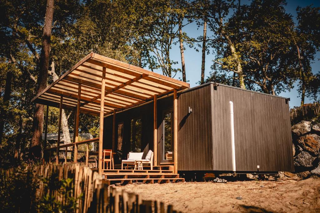 Cette petite cabine comprend une table et des chaises. dans l'établissement Les Maritimes, à Seignosse