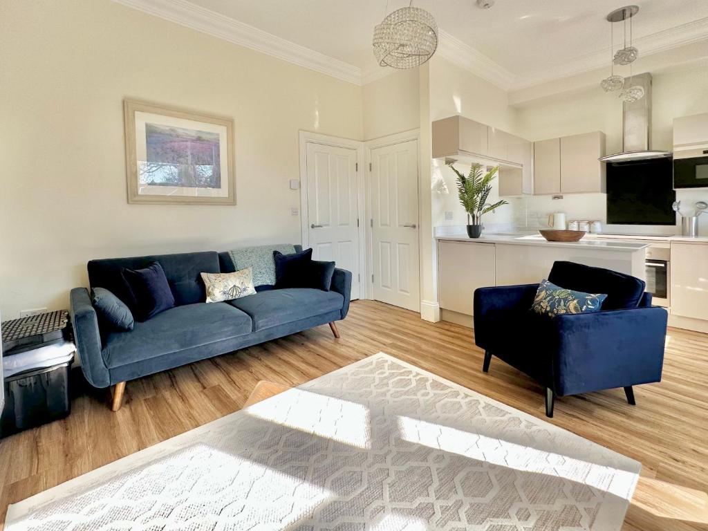 Clifford's Reach at Bluebridge Court with Free Parking 7