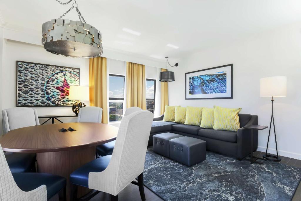 Hampton Inn & Suites Austin-Downtown/Convention Center Image