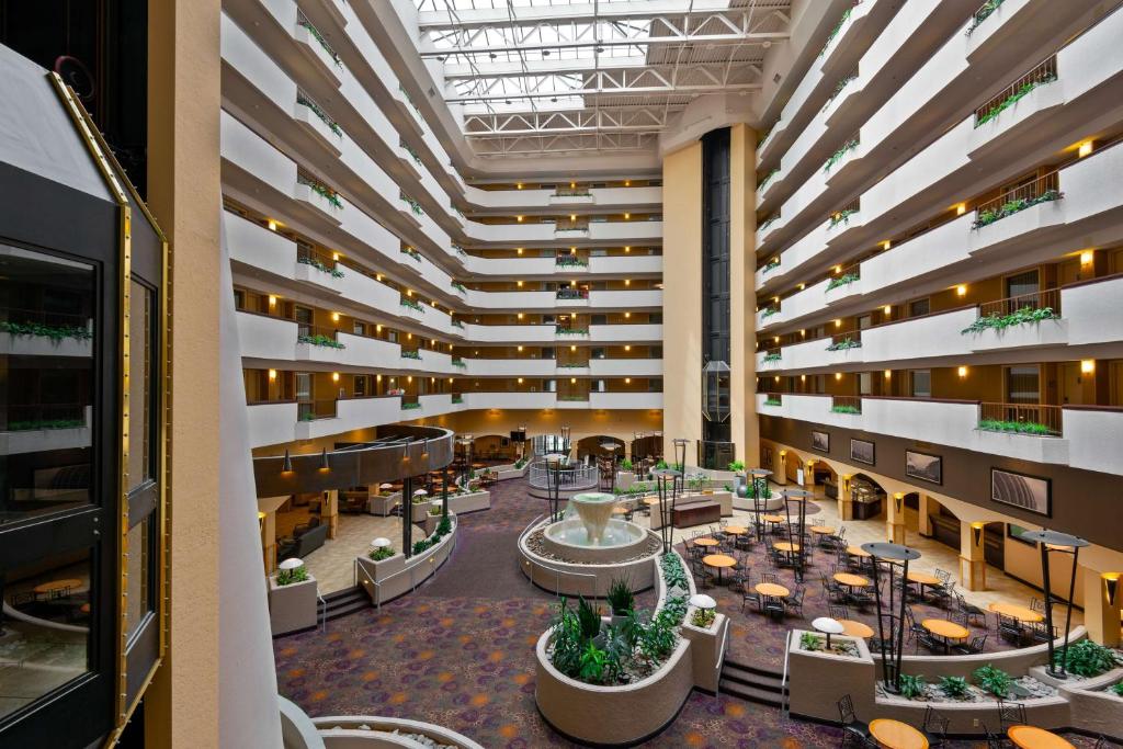 Embassy Suites by Hilton Kansas City International Airport Image