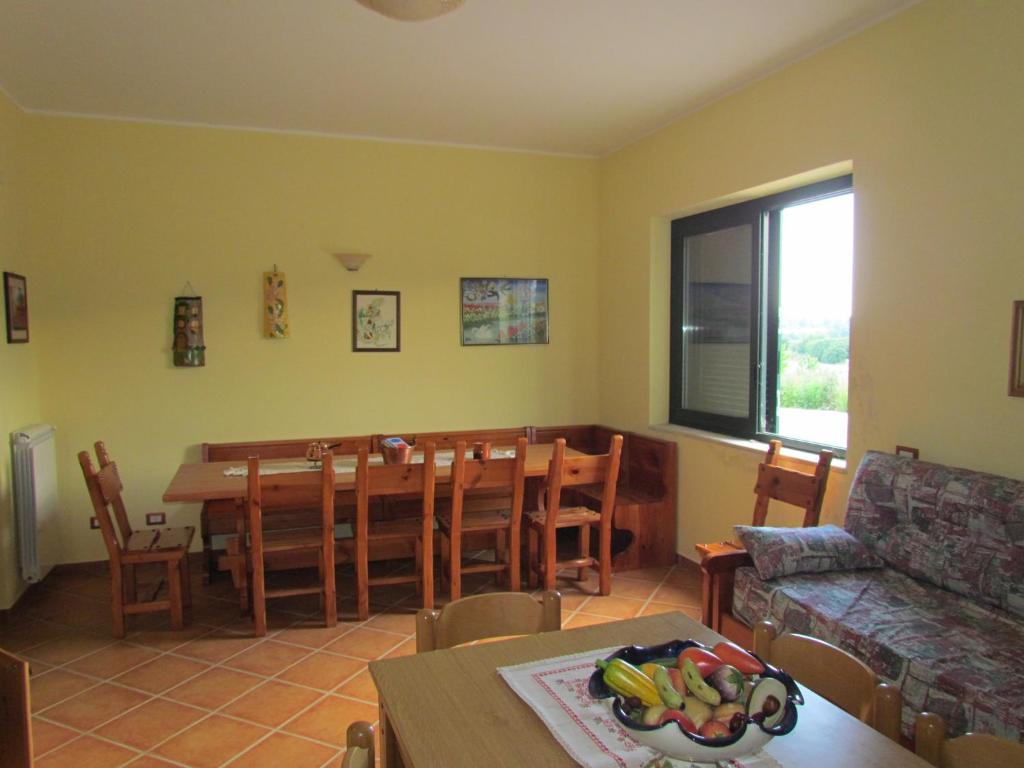 un salon avec une table et une salle à manger dans l'établissement Tenuta Armida Relax & Pool, à Liberi