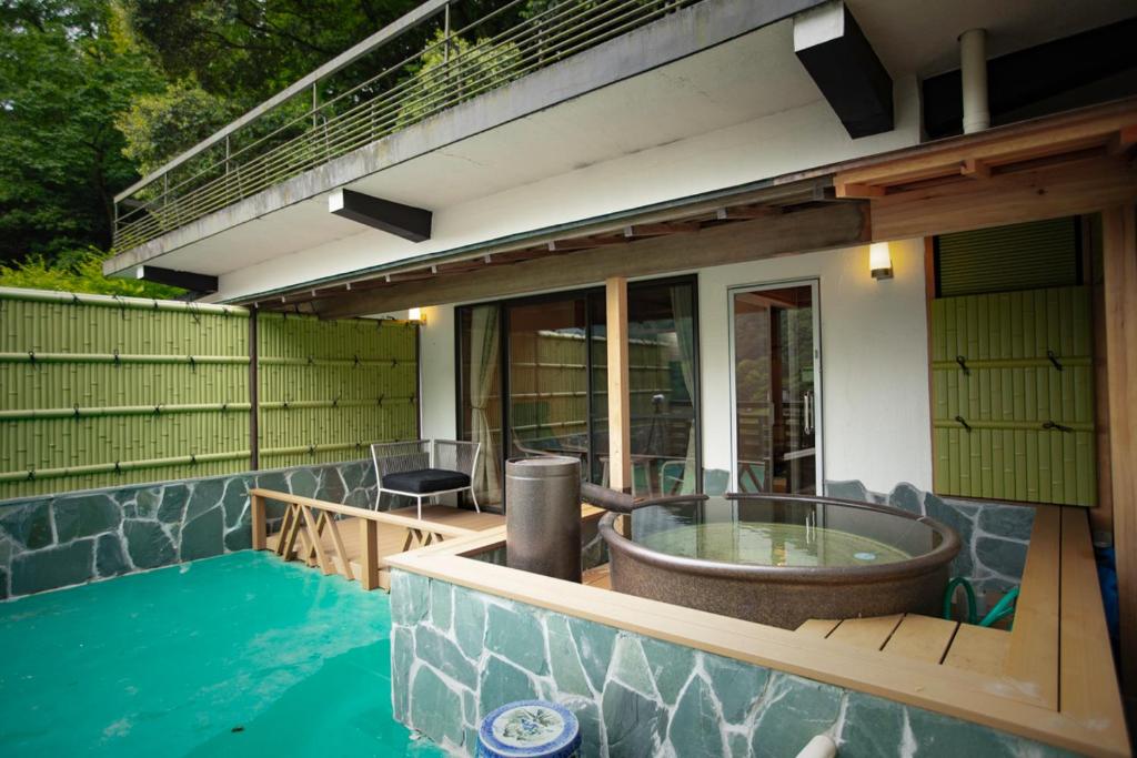 d'un bain à remous sur le côté d'une maison. dans l'établissement Senkei, à Hakone