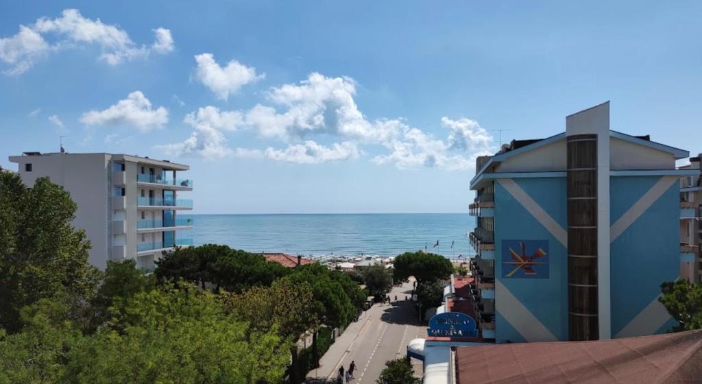 une vue sur l'océan depuis un immeuble dans l'établissement Hotel Trovatore, à Lido di Jesolo