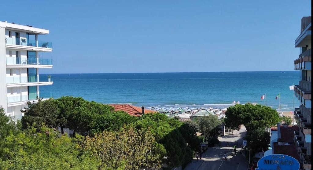 une vue sur l'océan depuis un immeuble dans l'établissement Hotel Trovatore, à Lido di Jesolo