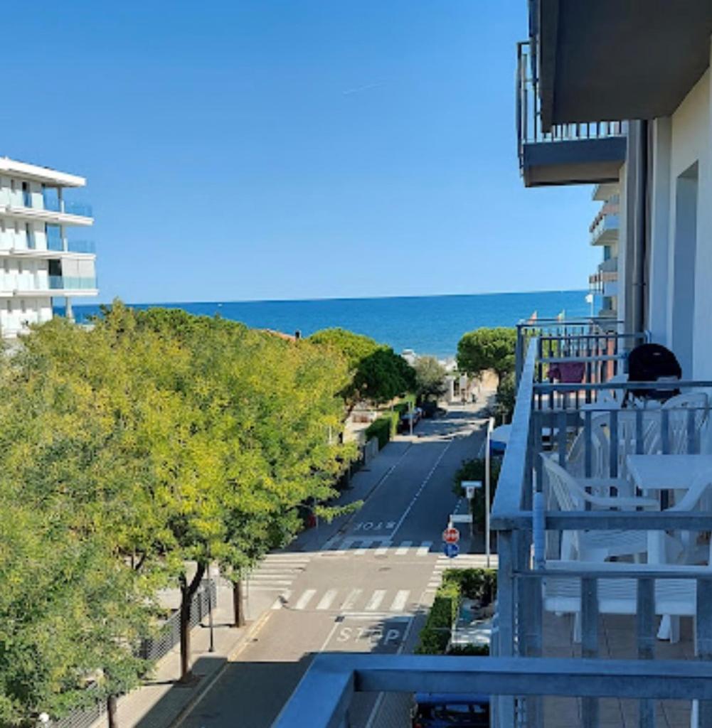 un balcon avec une balustrade bleue et des arbres et l'océan dans l'établissement Hotel Trovatore, à Lido di Jesolo 40 autres photos