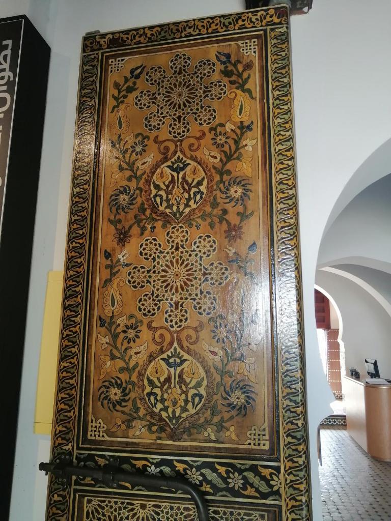 d'une fresque murale ornementée en or et noir dans une pièce dans l'établissement Riad Mtamer, Tetouan, à Tetouan