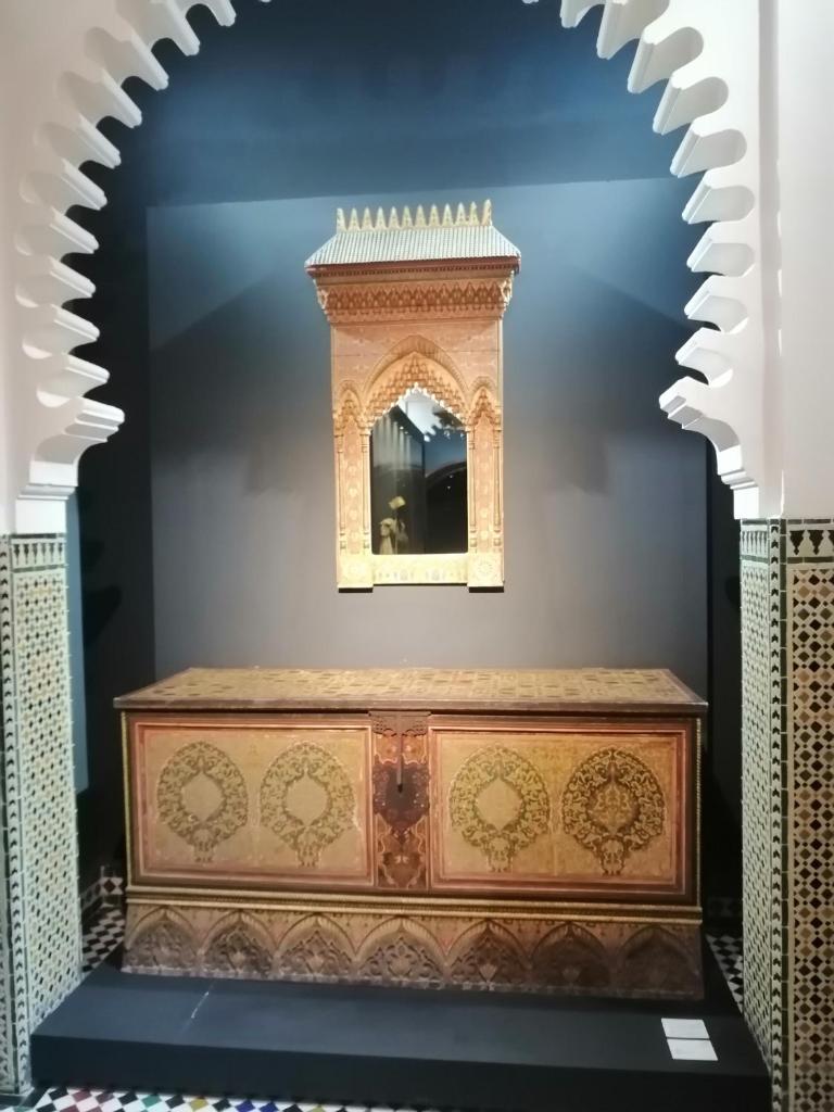 - une commode avec un miroir au-dessus dans l'établissement Riad Mtamer, Tetouan, à Tetouan