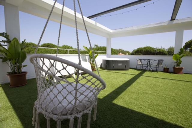 un fauteuil roulant sur une terrasse avec de l'herbe verte dans l'établissement Hotel Elite, à Cervia