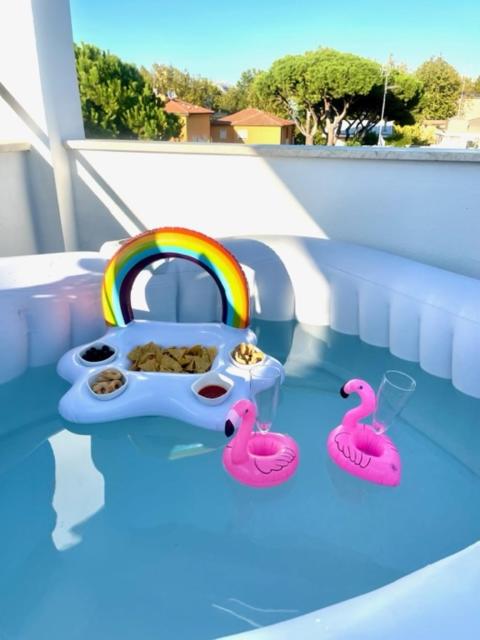 un jeu de jouets avec des flamants roses et un arc-en-ciel dans l'établissement Hotel Elite, à Cervia