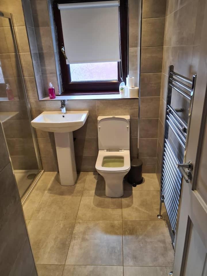 MASSIVE 4 Bed home walking distance to the City lights, perfect for business trips 8