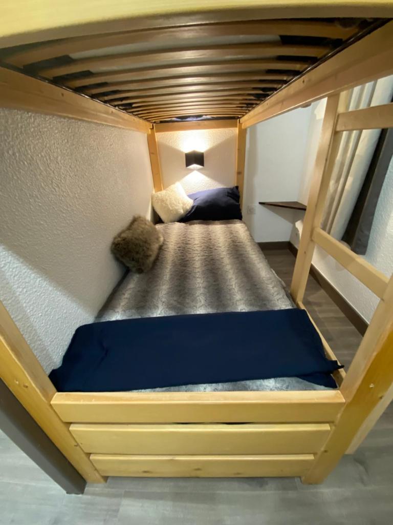 une chambre avec un lit superposé dans une pièce dans l'établissement Antarès Location Avoriaz, à Avoriaz