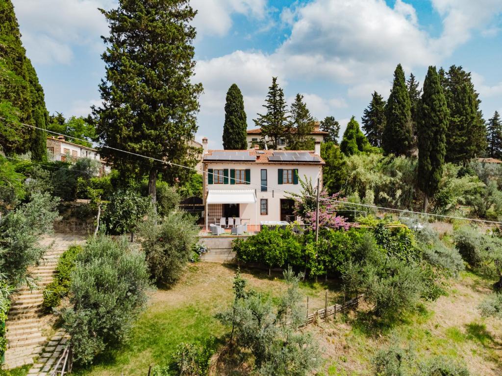 une vue aérienne sur une maison arborée dans l'établissement Tognazzi Casa Vacanze - Panoramic Villa, à Certaldo