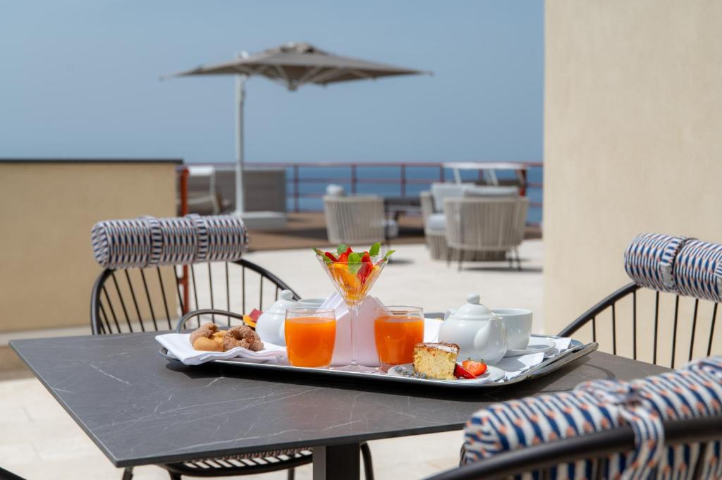 un plateau de nourriture sur une table sur une terrasse dans l'établissement Grand Hotel Torre Fara, à Chiavari
