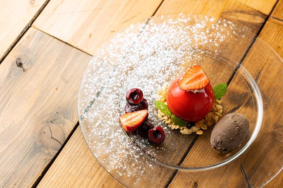 une plaque de verre avec des fruits sur une table en bois dans l'établissement Shelter Garden Nikko, à Nikkō
