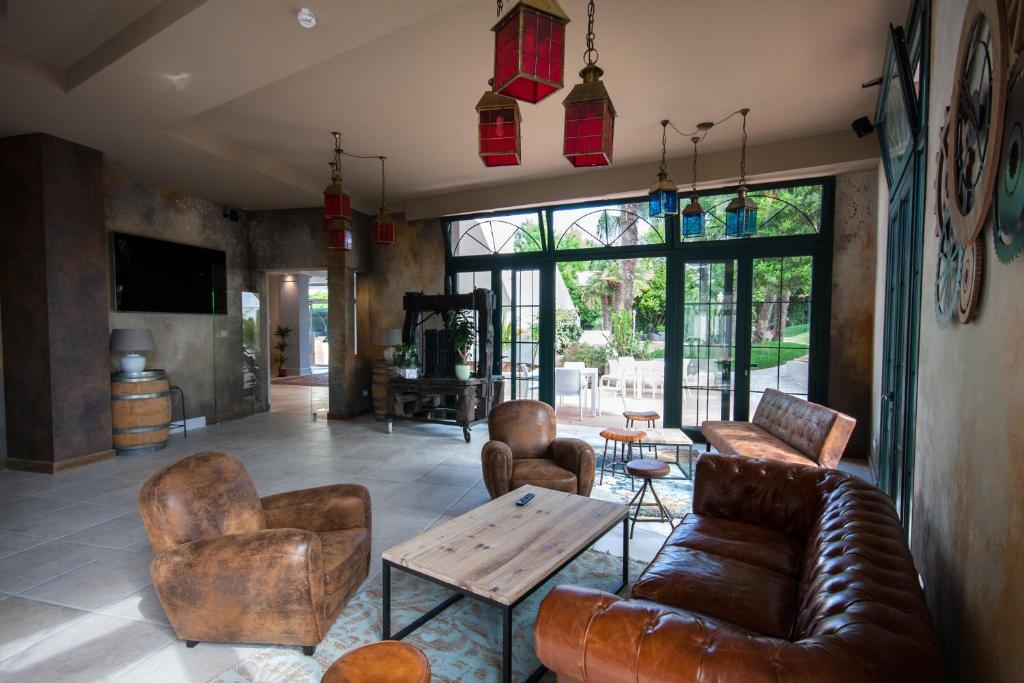 un salon avec des meubles en cuir et une table dans l'établissement AQA Palace, à Caorle