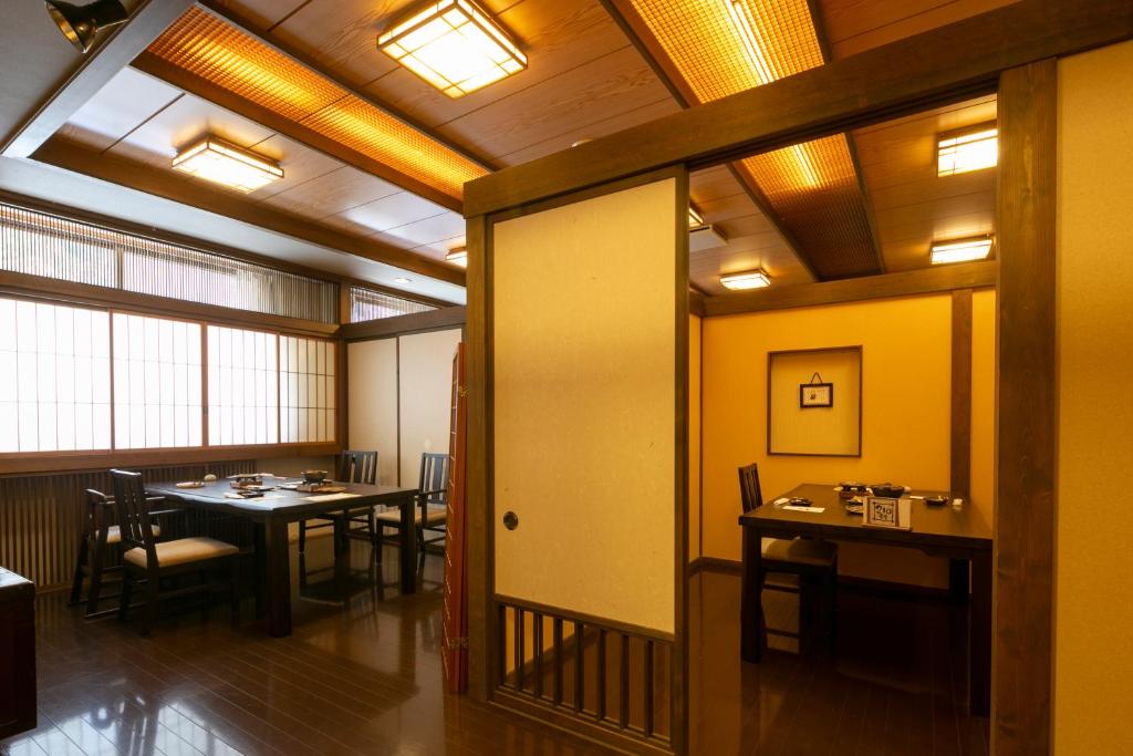 une salle à manger avec des tables et des chaises dans l'établissement Onyado Hisui, à Takayama