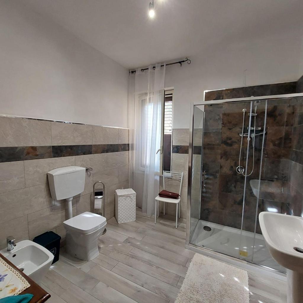 une salle de bain avec une douche, des toilettes et un lavabo dans l'établissement Villa Summer, à Trappeto