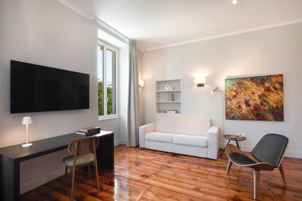 Liston Bliss Suite 8