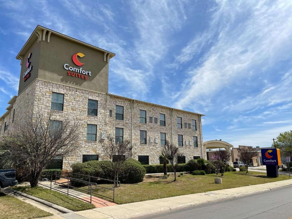 Comfort Suites Near Seaworld Image