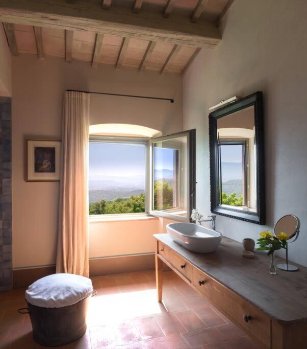 une salle de bain avec un lavabo et une grande fenêtre dans l'établissement Villa Leopoldina - Pomaio Wines & Hospitality, à Arezzo