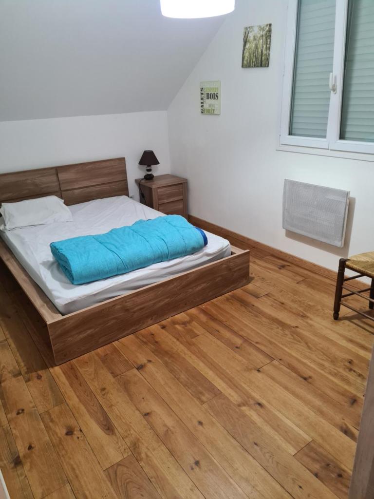 une chambre avec un lit et un parquet dans l'établissement AUBRAC brameloup, à Prades-dʼAubrac