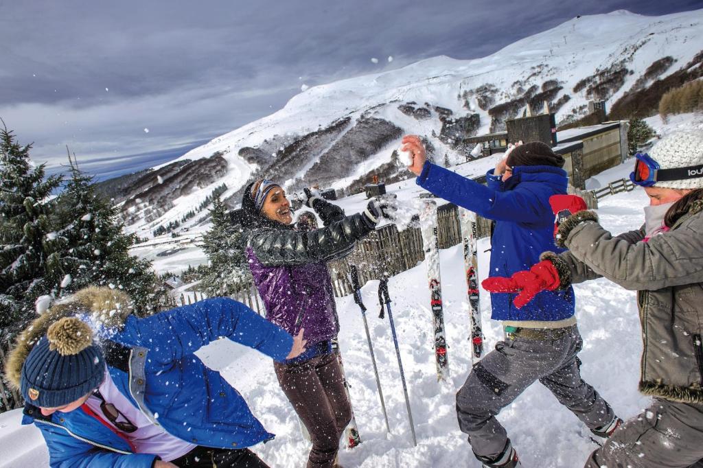 Un groupe de personnes debout dans la neige dans l'établissement Belambra Clubs Superbesse - Le Chambourguet, à Super-Besse