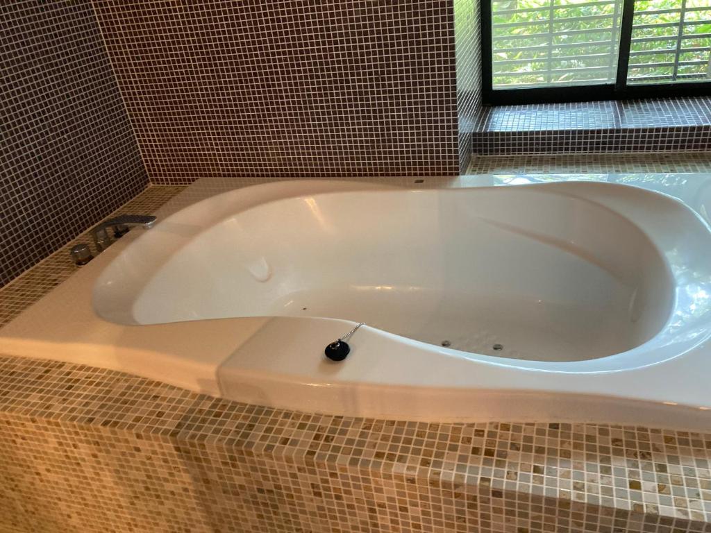 une baignoire avec une vis au milieu dans l'établissement Ame no Hi to Yuyake-Adult Only, à Chitose