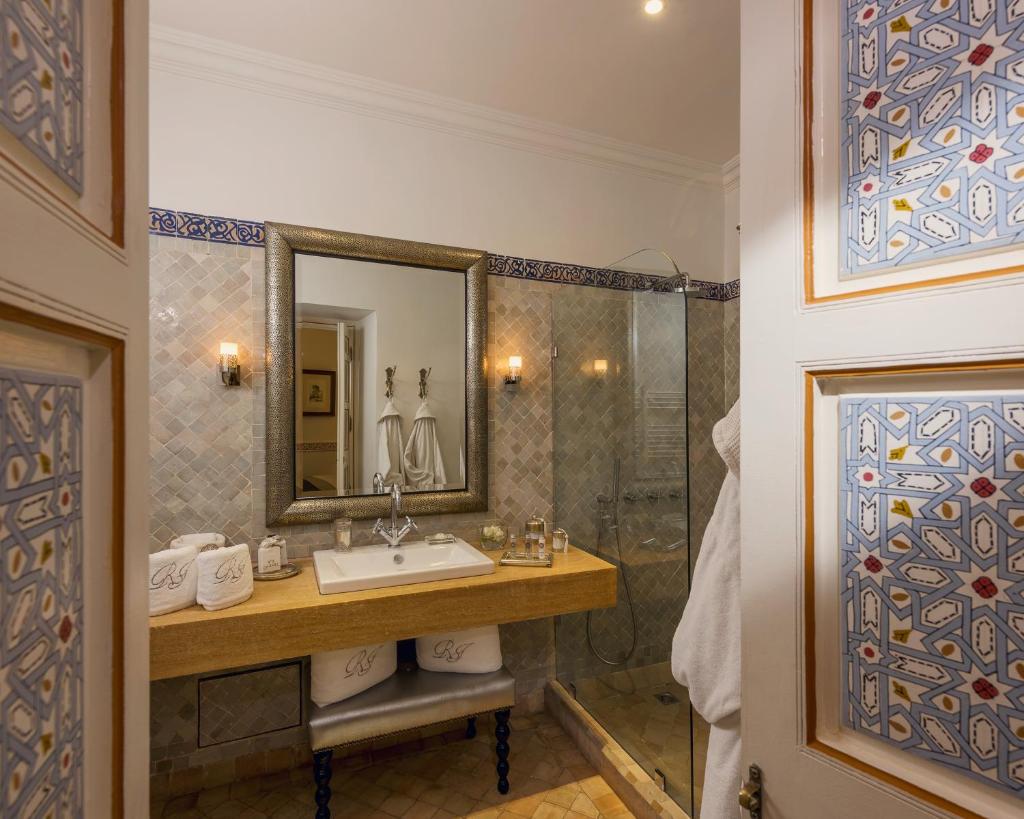 une salle de bain avec un lavabo et une douche dans l'établissement Riad Idra, à Marrakech