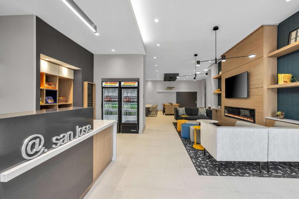 La Quinta Inn & Suites by Wyndham San Jose Silicon Valley Image