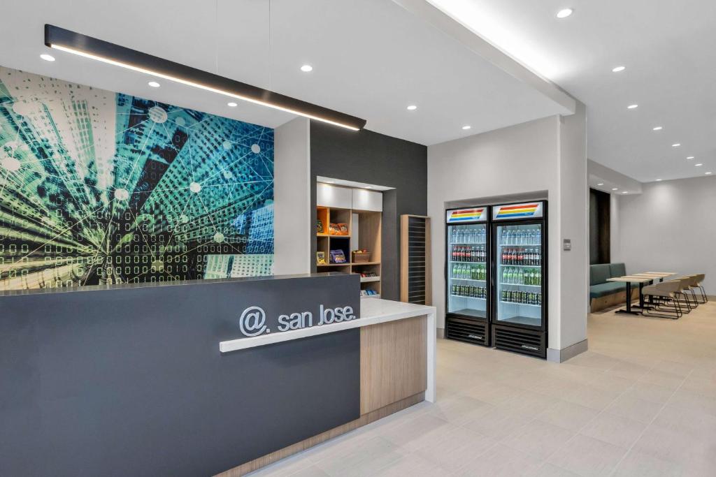 La Quinta Inn & Suites by Wyndham San Jose Silicon Valley Image