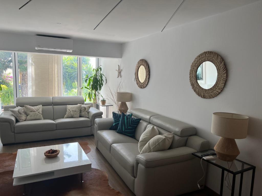 Modern Seaview Townhouse in Coral Bay 2