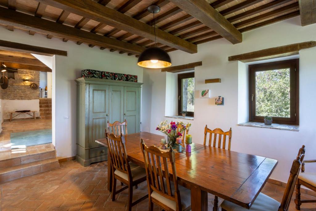 une salle à manger avec une table et des chaises en bois dans l'établissement Grano - Casa Bella Vista, à Force 30 autres photos