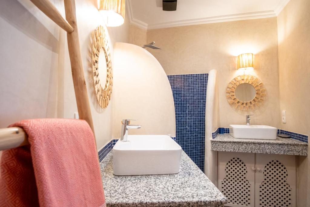 une salle de bain avec un lavabo et un miroir dans l'établissement Riad Bibazia, à Marrakech