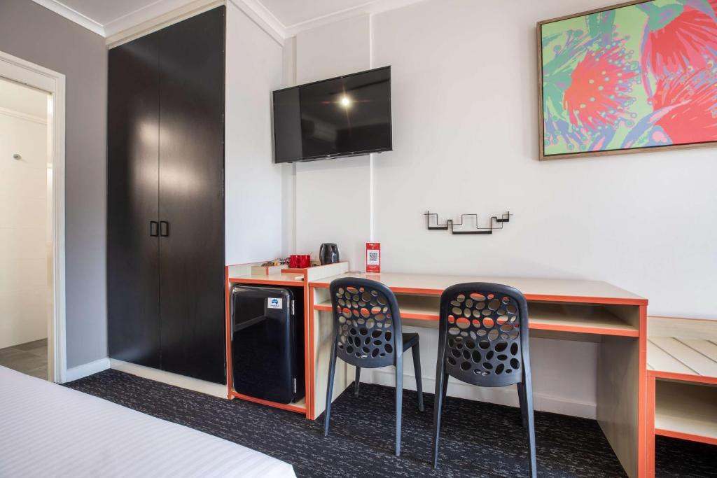 Nightcap at Ferntree Gully Hotel Motel Image