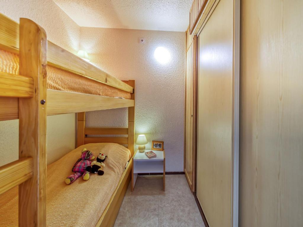 - une petite chambre avec 2 lits superposés et une table dans l'établissement Apartment Pegase Phenix-74 by Interhome, au Corbier