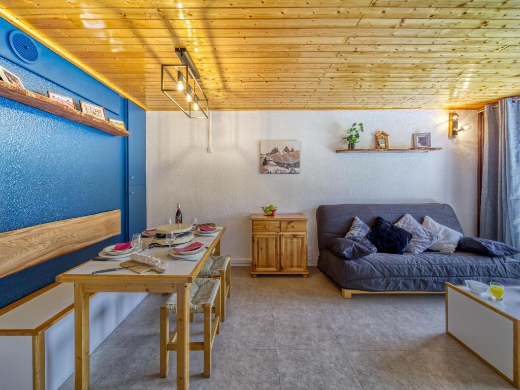 un salon avec un canapé et une table dans l'établissement Apartment Pegase Phenix-74 by Interhome, au Corbier