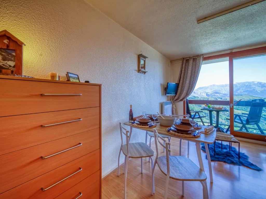 Il comprend une cuisine avec une table et des chaises. dans l'établissement Studio Pegase Phenix-73 by Interhome, au Corbier 37 autres photos