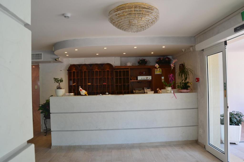 une cuisine avec un comptoir dans une pièce dans l'établissement Hotel Rosen Garden, à Milano Marittima 83 autres photos