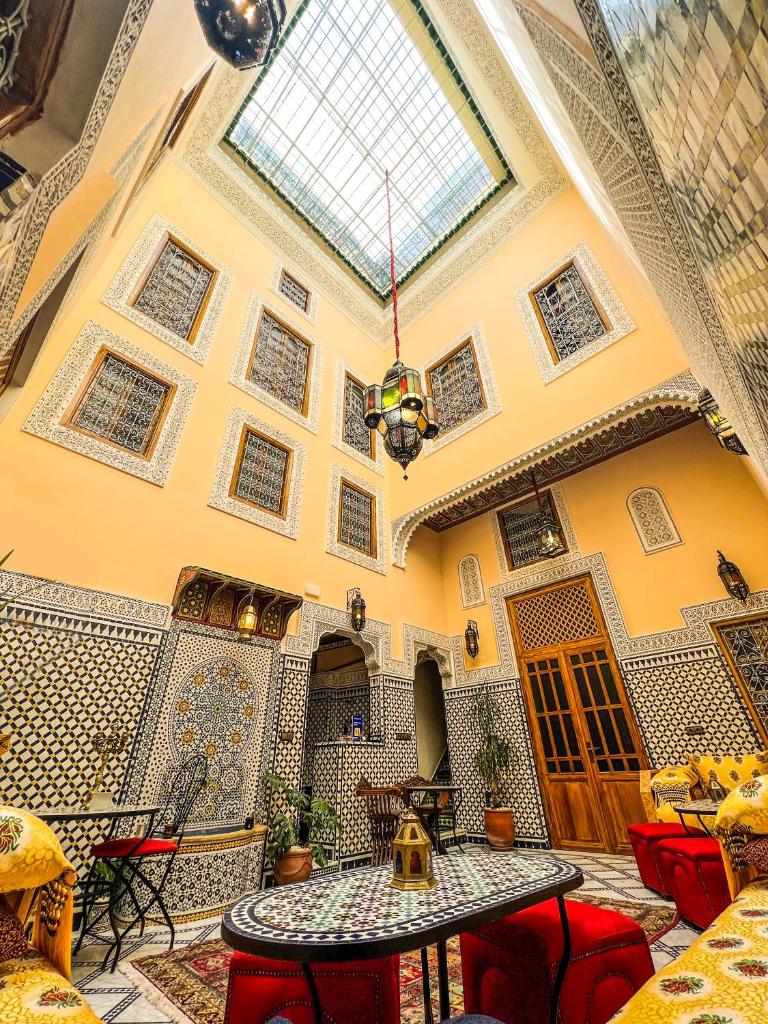 une pièce avec une table, des chaises et un plafond dans l'établissement Riad Diamant De Fes, à Fès