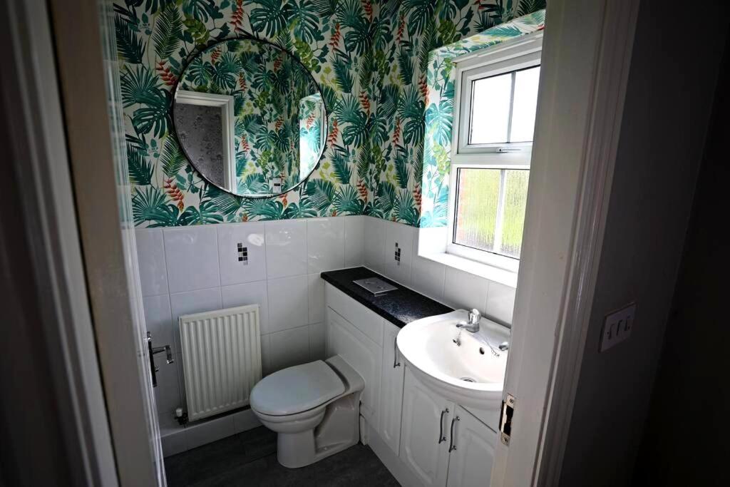 Stylish Village Townhouse w/ Parking – Near Leeds & York 8