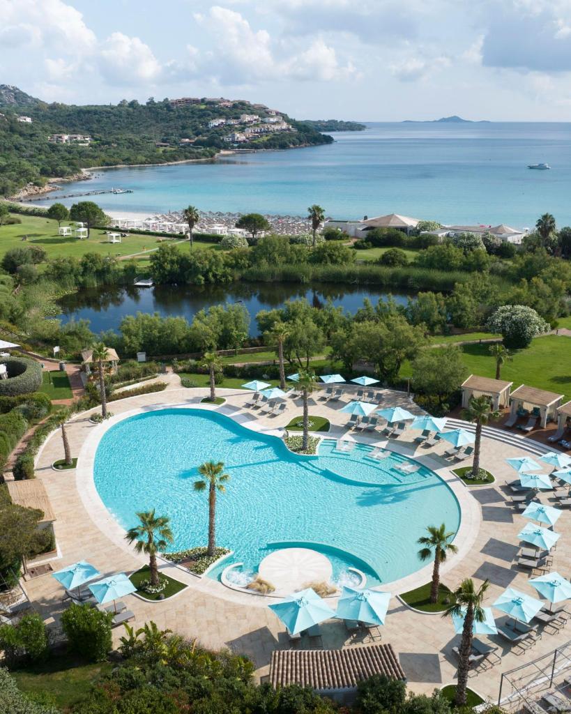 une vue aérienne d'une piscine avec des chaises et des parasols dans l'établissement Hotel Abi d'Oru, à Porto Rotondo
