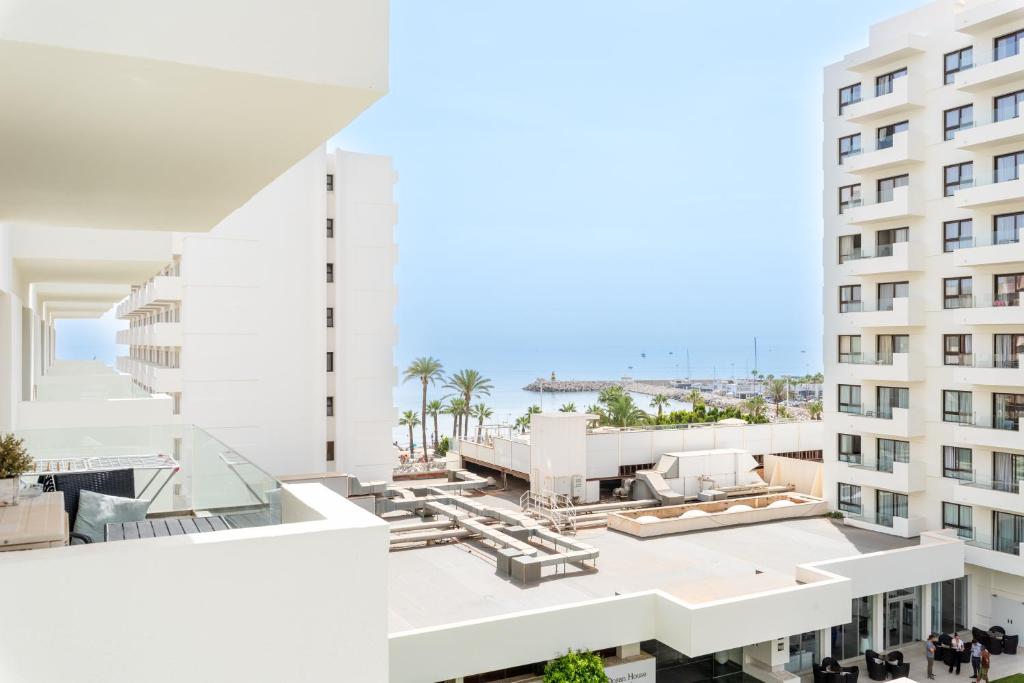 WintowinRentals Executive apt in OCEAN HOUSE Complex 7