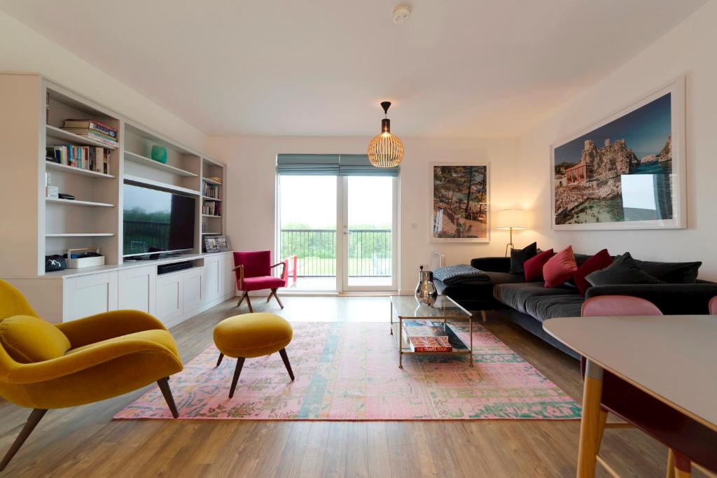 Pass the Keys Stunning and Spacious Modern Flat - Own Car Park 1