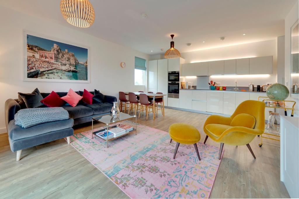 Pass the Keys Stunning and Spacious Modern Flat - Own Car Park 4