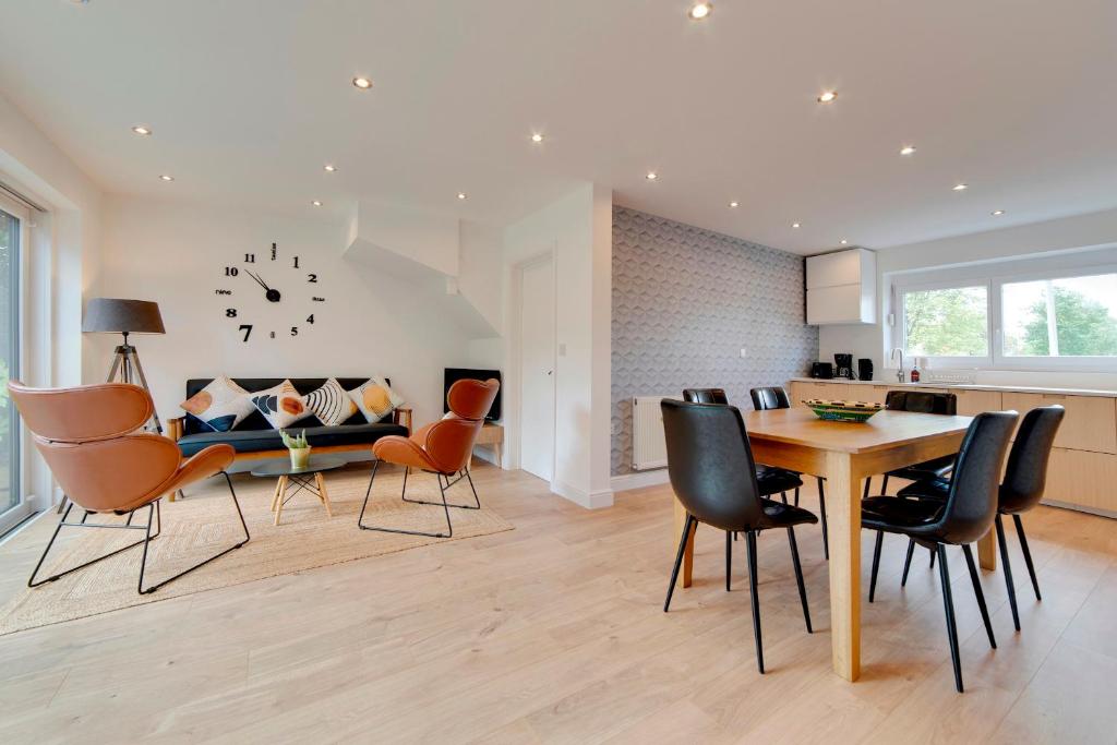 Pass the Keys 49 Byron Square Modern and Spacious 3 Bed Home with Free Parking 1
