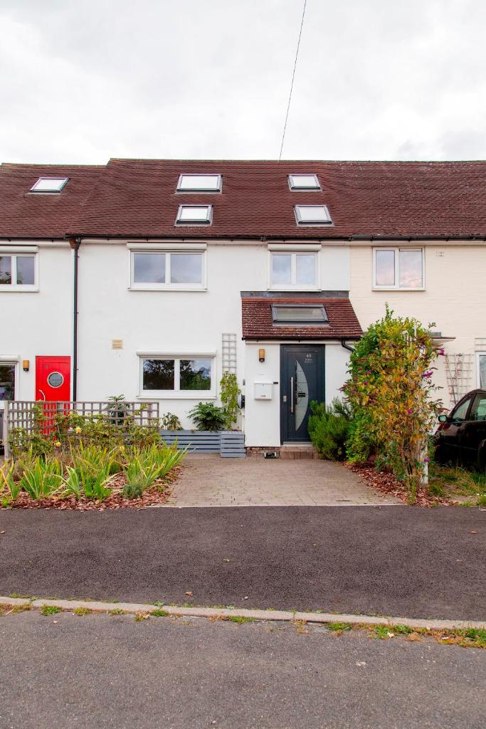 Pass the Keys 49 Byron Square Modern and Spacious 3 Bed Home with Free Parking 5